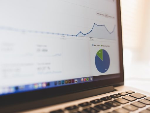 Een laptop met een affiliate marketing dashboard open op het scherm