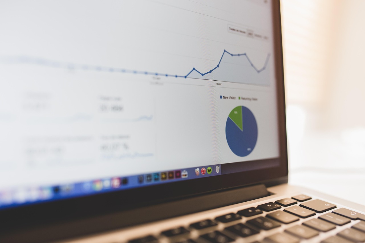 Een laptop met een affiliate marketing dashboard open op het scherm