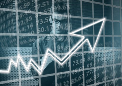 Ondernemer bestudeert financiële documenten aan een bureau