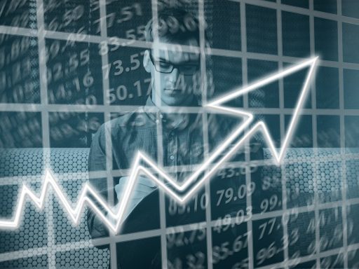 Ondernemer bestudeert financiële documenten aan een bureau