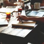 Ondernemer werkt achter laptop aan LinkedIn-strategie voor B2B-leadgeneratie