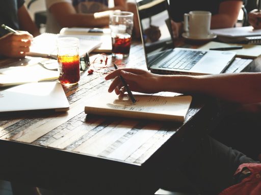 Ondernemer werkt achter laptop aan LinkedIn-strategie voor B2B-leadgeneratie