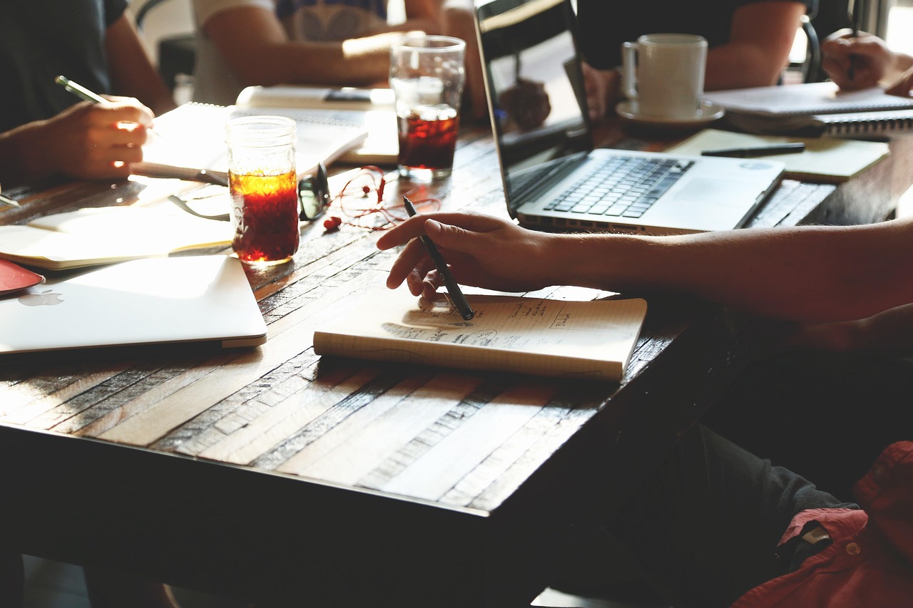 Ondernemer werkt achter laptop aan LinkedIn-strategie voor B2B-leadgeneratie