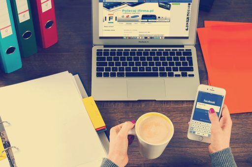 Ondernemers in gesprek tijdens een netwerkevenement met koffie