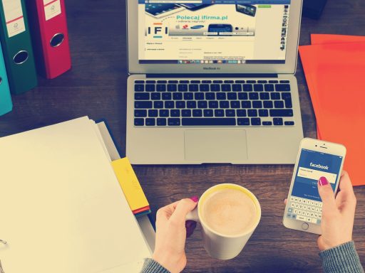 Ondernemers in gesprek tijdens een netwerkevenement met koffie