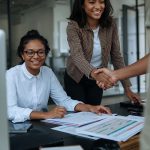 Diverse medewerkers in overleg op kantoor over sociaal ondernemen