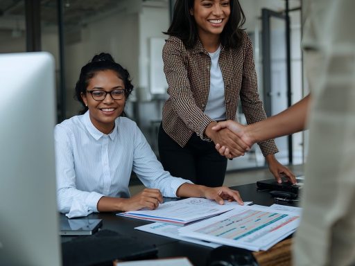 Diverse medewerkers in overleg op kantoor over sociaal ondernemen