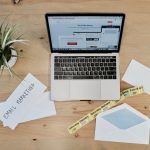 Ondernemer bouwt een e-mailsequentie op laptop als onderdeel van een sales funnel