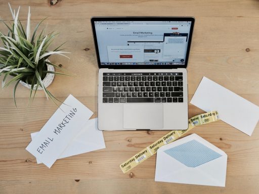 Ondernemer bouwt een e-mailsequentie op laptop als onderdeel van een sales funnel