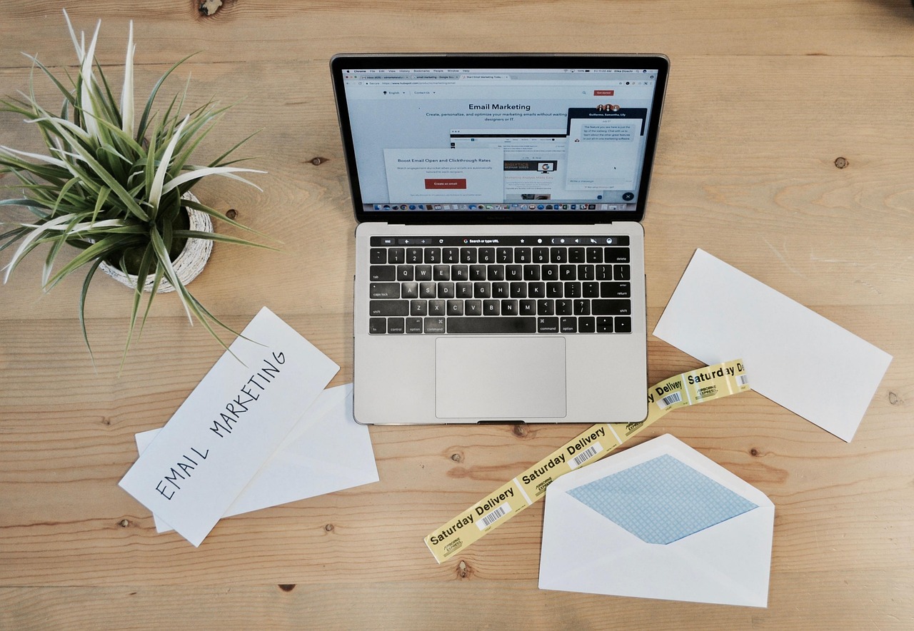 Ondernemer bouwt een e-mailsequentie op laptop als onderdeel van een sales funnel
