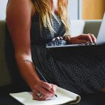 Ondernemer die een technische briefing doorneemt op laptop aan bureau