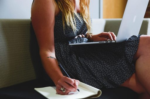 Ondernemer die een technische briefing doorneemt op laptop aan bureau