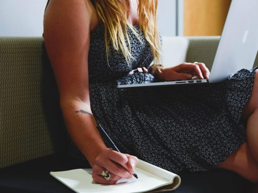 Ondernemer die een technische briefing doorneemt op laptop aan bureau