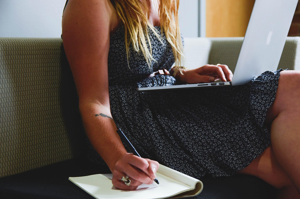 Ondernemer die een technische briefing doorneemt op laptop aan bureau