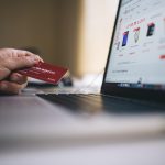 Laptop met een webshop checkout-pagina open op het scherm, klaar voor Black Friday optimalisatie