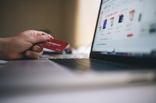 Laptop met een webshop checkout-pagina open op het scherm, klaar voor Black Friday optimalisatie