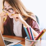 Ondernemer analyseert content prestaties in een spreadsheet op laptop