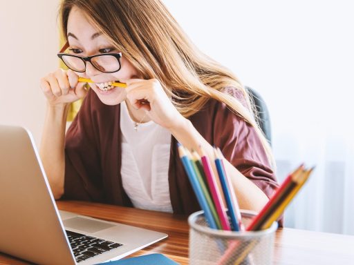 Ondernemer analyseert content prestaties in een spreadsheet op laptop