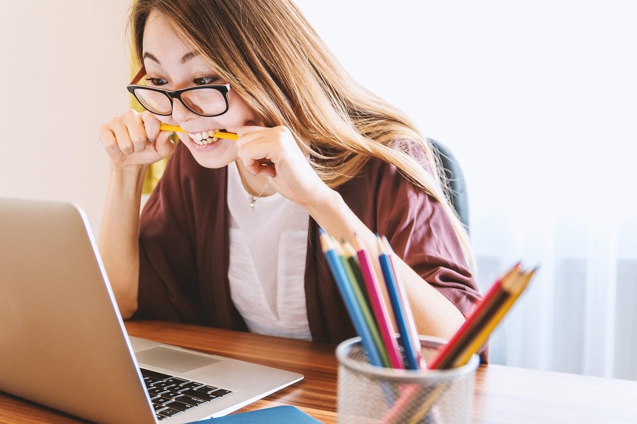 Ondernemer analyseert content prestaties in een spreadsheet op laptop