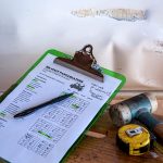 Persoon inspecteert auto met checklist voor dagwaardebepaling