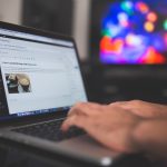 Persoon die een e-mailnieuwsbrief opstelt voor een webshop op een laptop