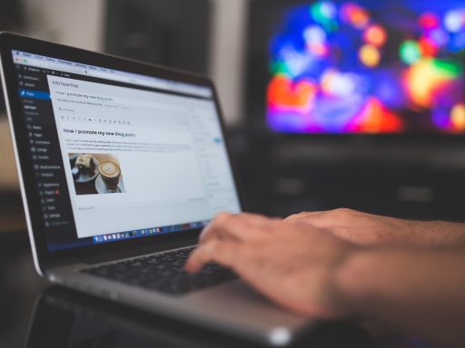Persoon die een e-mailnieuwsbrief opstelt voor een webshop op een laptop