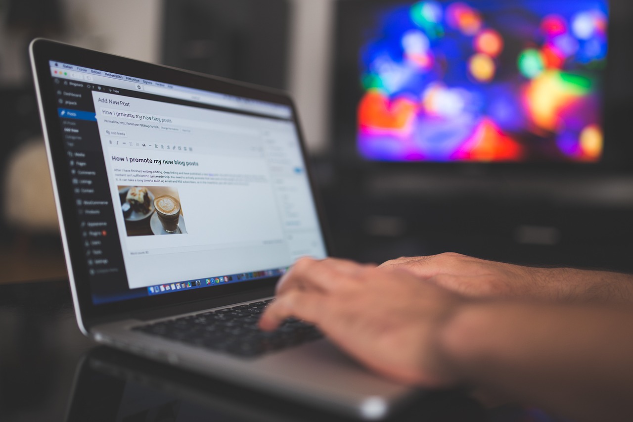 Persoon die een e-mailnieuwsbrief opstelt voor een webshop op een laptop