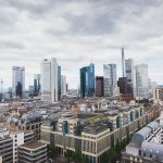Ondernemer en makelaar schudden handen bij afsluiten van een vastgoeddeal