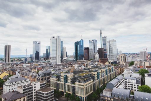 Ondernemer en makelaar schudden handen bij afsluiten van een vastgoeddeal