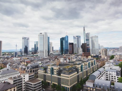 Ondernemer en makelaar schudden handen bij afsluiten van een vastgoeddeal