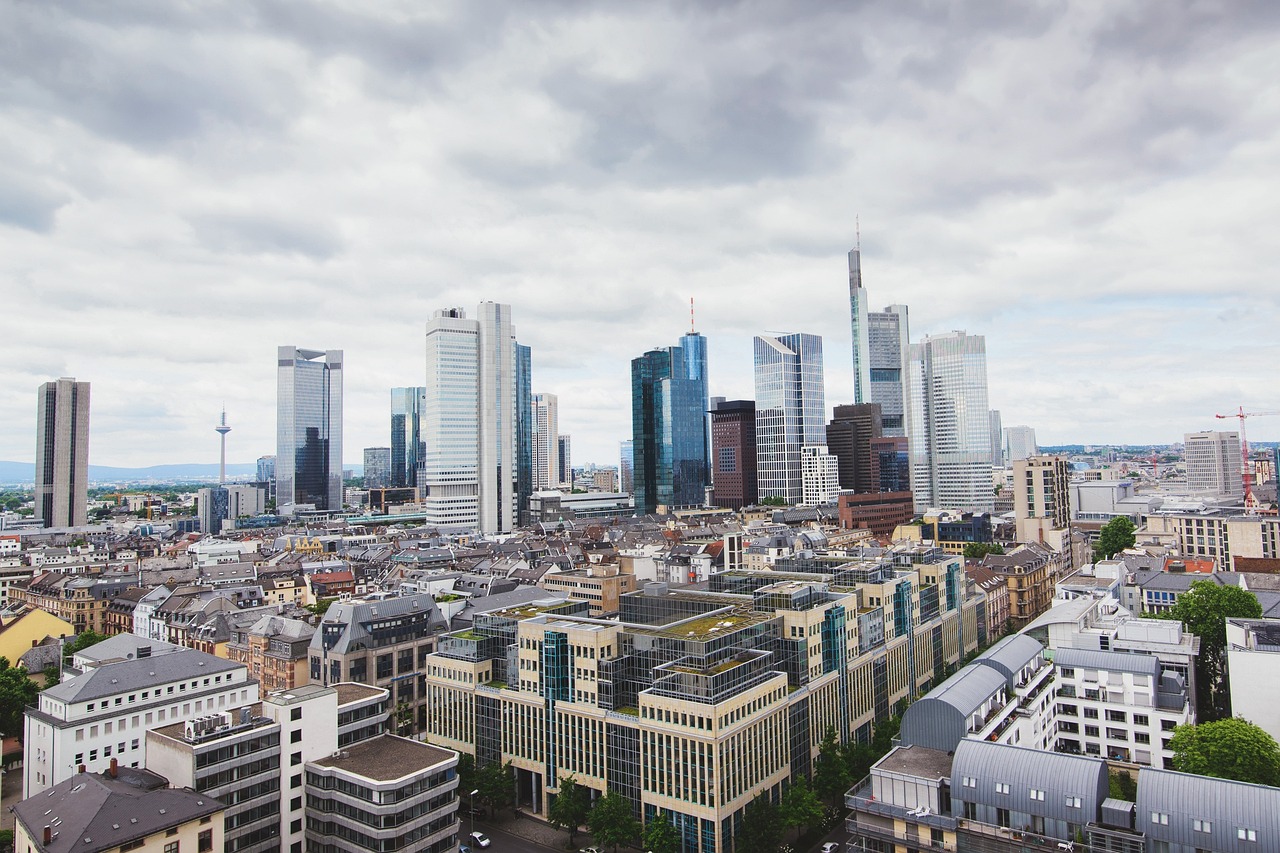 Ondernemer en makelaar schudden handen bij afsluiten van een vastgoeddeal
