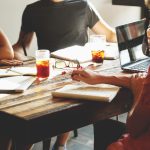 Ondernemers in gesprek op een moderne campus in Limburg