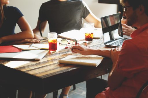 Ondernemers in gesprek op een moderne campus in Limburg