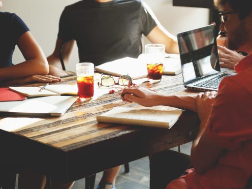 Ondernemers in gesprek op een moderne campus in Limburg